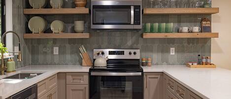 Batterie de cuisine, vaisselle et ustensiles, épices