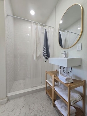 Douche, séchoir à cheveux, serviettes fournies, savon