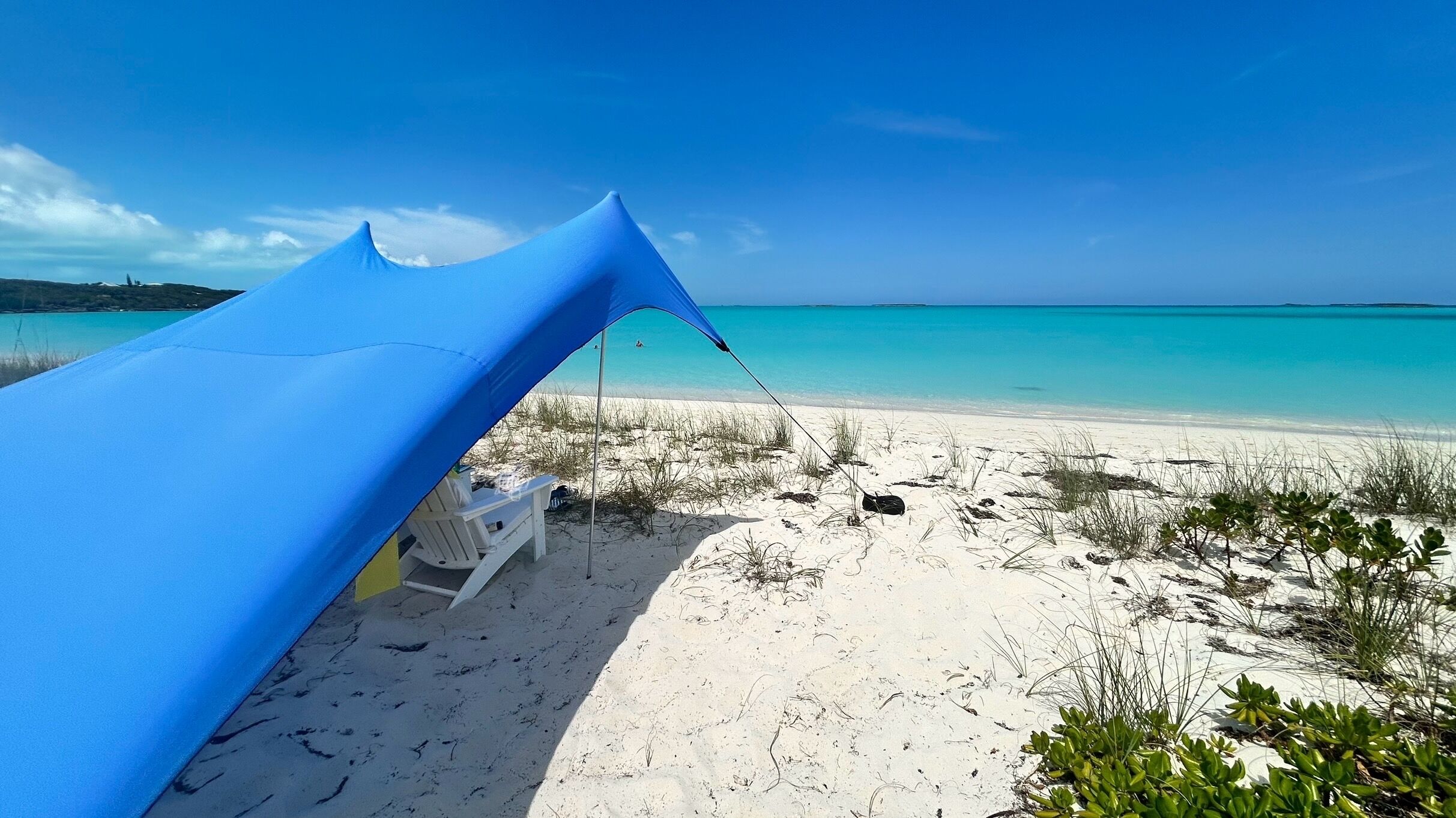 على الشاطئ، كراسي للتشمس، مناشف للشاطئ