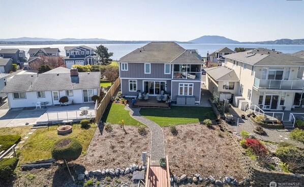 Exterior - Waterfront luxury retreat in Sandy point - Private dock - Steps from the beach (Ferndale)