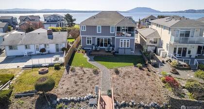 Waterfront luxury retreat in Sandy point - Private dock - Steps from the beach