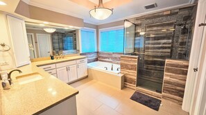 Jetted tub, hair dryer, towels, soap - Waterfront luxury retreat in Sandy point - Private dock - Steps from the beach (Ferndale)