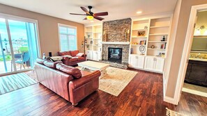 Smart TV, fireplace, video games, ping pong - Waterfront luxury retreat in Sandy point - Private dock - Steps from the beach (Ferndale)