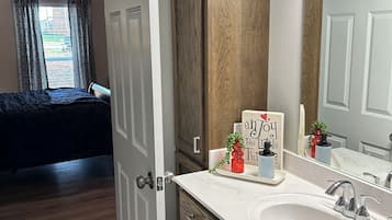 3 bedrooms, iron/ironing board, WiFi, bed sheets