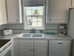 Fridge, microwave, oven, stovetop - Tarpon Alley - Venture Out 509 (Cudjoe Key)