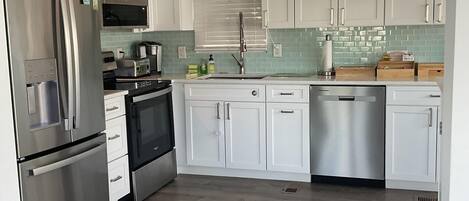 Een koelkast, een magnetron, een oven, een kookplaat