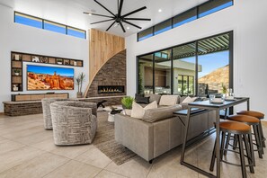 テレビ、暖炉、卓球台、書斎 / ワークスペース