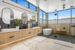 Shower, hair dryer, towels - Luxury Golf Villa at Copper Rock, Private Pool, Private Spa, Putting Green, and more (Hurricane)
