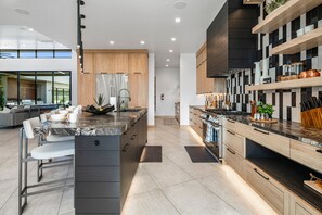 Fridge, microwave, oven, stovetop - Luxury Golf Villa at Copper Rock, Private Pool, Private Spa, Putting Green, and more (Hurricane)