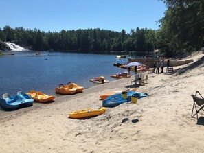 Nær stranden og solsenger