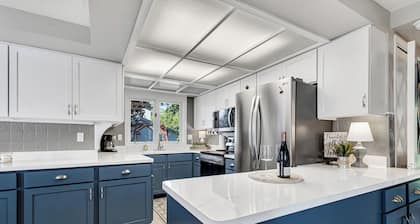 Cozy Lakefront Escape: Perfect for Seasonal Getaways & Large Groups
