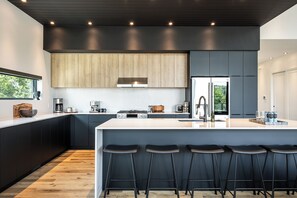 Geladeira, micro-ondas, fogão, cooktop