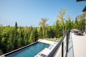 Outdoor dining - NEW! Chalet Aurora | 5 Bedrooms | Hot tub | Outdoor Pool / Tremblant Living (La Conception)