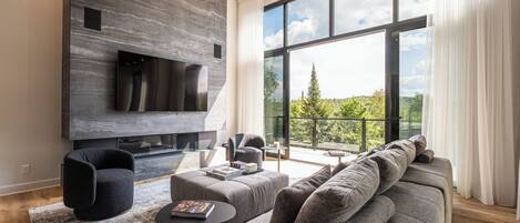 TV connectée, cheminée, baby-foot, table de tennis de table