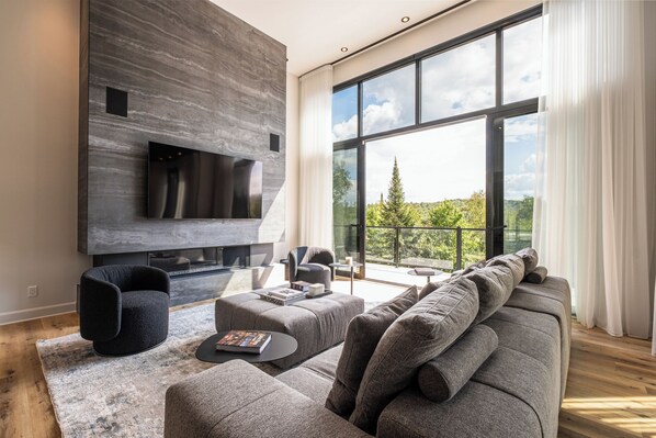 Smart TV, fireplace, foosball, table tennis - NEW! Chalet Aurora | 5 Bedrooms | Hot tub | Outdoor Pool / Tremblant Living (La Conception)