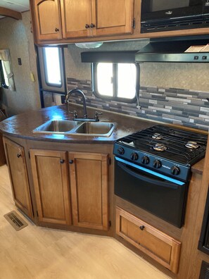 Kjøleskap, mikrobølgeovn, ovn og kokeplater