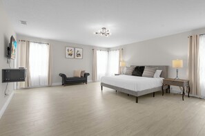 5 Schlafzimmer, Schreibtisch, Bügeleisen/Bügelbrett, Reisekinderbett