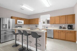 Fridge, microwave, oven, stovetop - Huge 5-bedroom house, Heated Pool/ Close to Parks (Davenport)