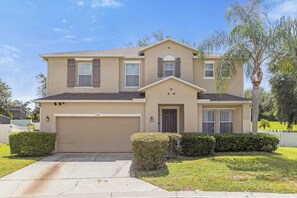 Exterior - Huge 5-bedroom house, Heated Pool/ Close to Parks (Davenport)