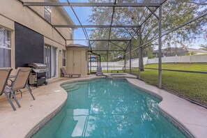 Outdoor pool, a heated pool - Huge 5-bedroom house, Heated Pool/ Close to Parks (Davenport)