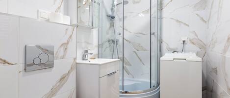 Douche, séchoir à cheveux, serviettes fournies, savon