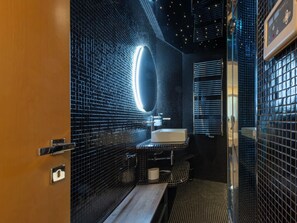 Douche, séchoir à cheveux, serviettes fournies
