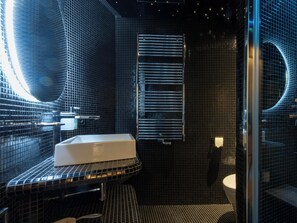 Suihku, hiustenkuivaaja, pyyhkeet