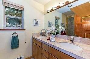 Douche, sĂšche-cheveux, serviettes fournies, savon