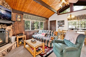 Cabane, plusieurs lits, patio, vue montagne (2468) | Coin séjour