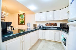 Refrigerador, microondas, placa de cocina, cafetera/tetera