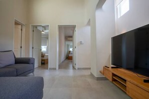 TV, offices - Casa Bugambilias | 3BR | Pool & Great Location (Cancún)