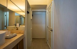 Shower, hair dryer, towels - Casa Bugambilias | 3BR | Pool & Great Location (Cancún)