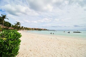 Una playa cerca