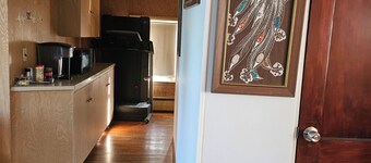 Charming 1-bedroom and bathroom in a house in delightful Lynn with WiFi, AC.