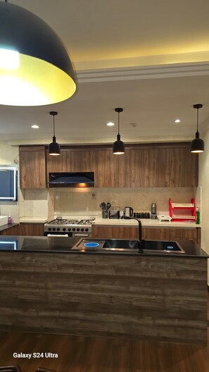 Kühlschrank, Herdplatte, Wasserkocher mit Kaffee-/Teezubehör, Mixer