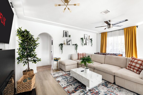 Smart TV, chimenea, futbolito, libros