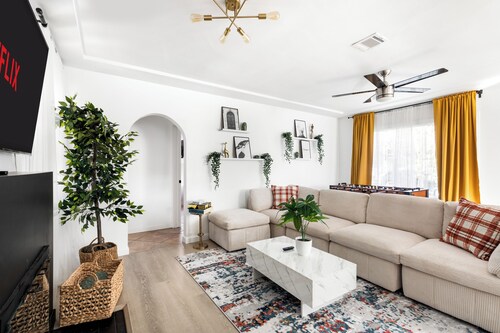 Luxury 5BR Retreat | Pool, Spa & Near Universal