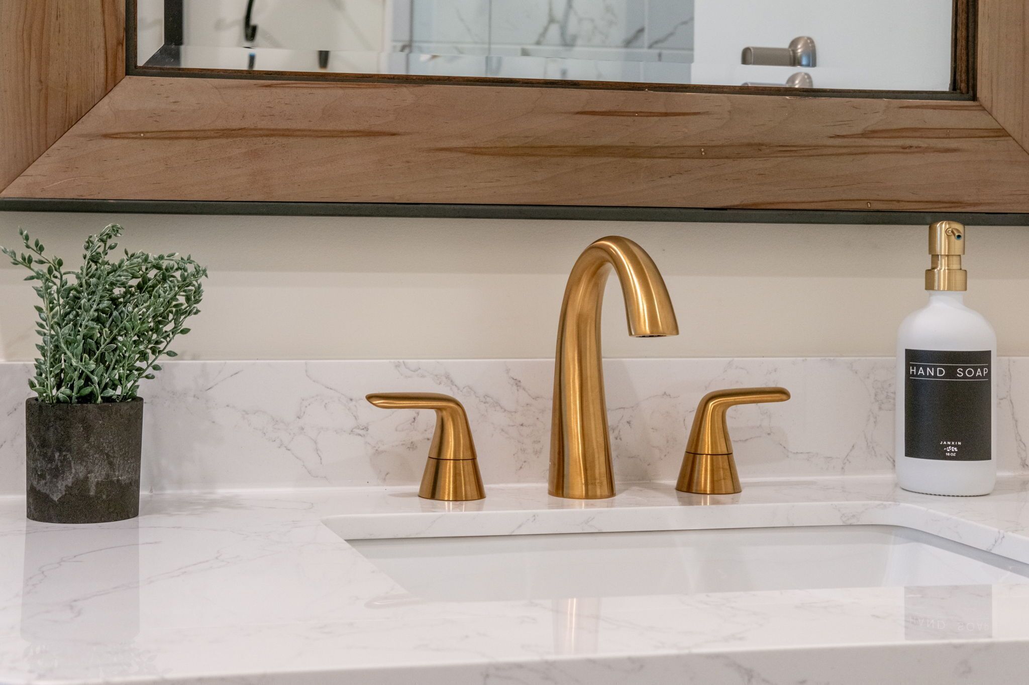 淋浴设施、吹风机、毛巾、肥皂