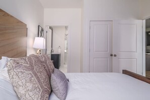 Iron/ironing board, WiFi, bed sheets - Fabulous Flat in Trussville! (Trussville)