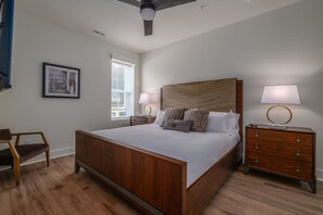 Tabla de planchar con plancha, wifi y ropa de cama