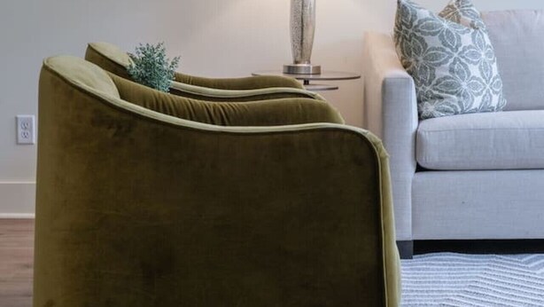 A living room with a sofa, a lamp, and a painting on the wall. - Fabulous Flat in Trussville! (Trussville)