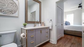 Douche, séchoir à cheveux, serviettes fournies, savon