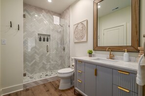 Douche, sèche-cheveux, serviettes fournies, savon