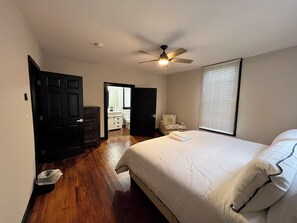 4 bedrooms, iron/ironing board, travel crib, free WiFi - Four King Beds - Welcome Fort Moore Grads Families (Columbus)