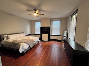 4 slaapkamers, een strijkplank/strijkijzer, reisbedje, gratis wifi