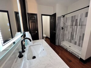 Een douche, een haardroger, handdoeken, zeep