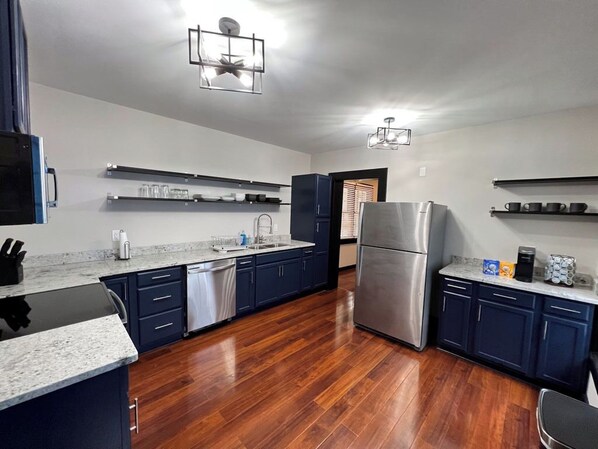 Microwave, oven, stovetop, dishwasher - Four King Beds - Welcome Fort Moore Grads Families (Columbus)