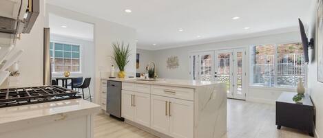 Kylskåp, mikrovågsugn, ugn och spishäll