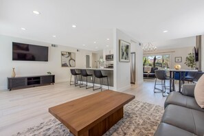 智能电视、壁炉、电子游戏