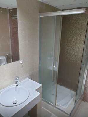 Douche, bidet, serviettes fournies, savon